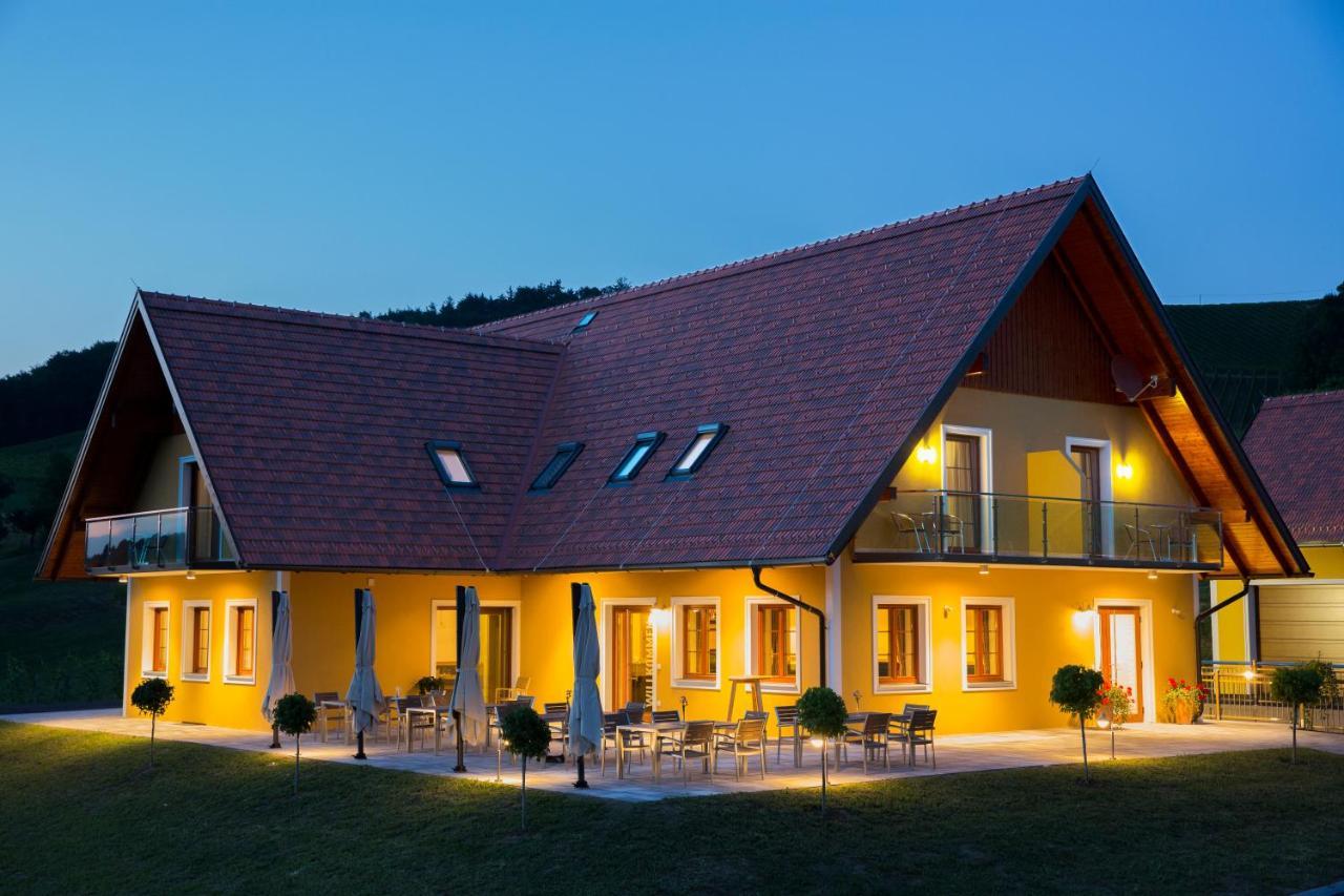 Weingut-Gaestezimmer Uhl Ratsch an der Weinstraße Eksteriør billede