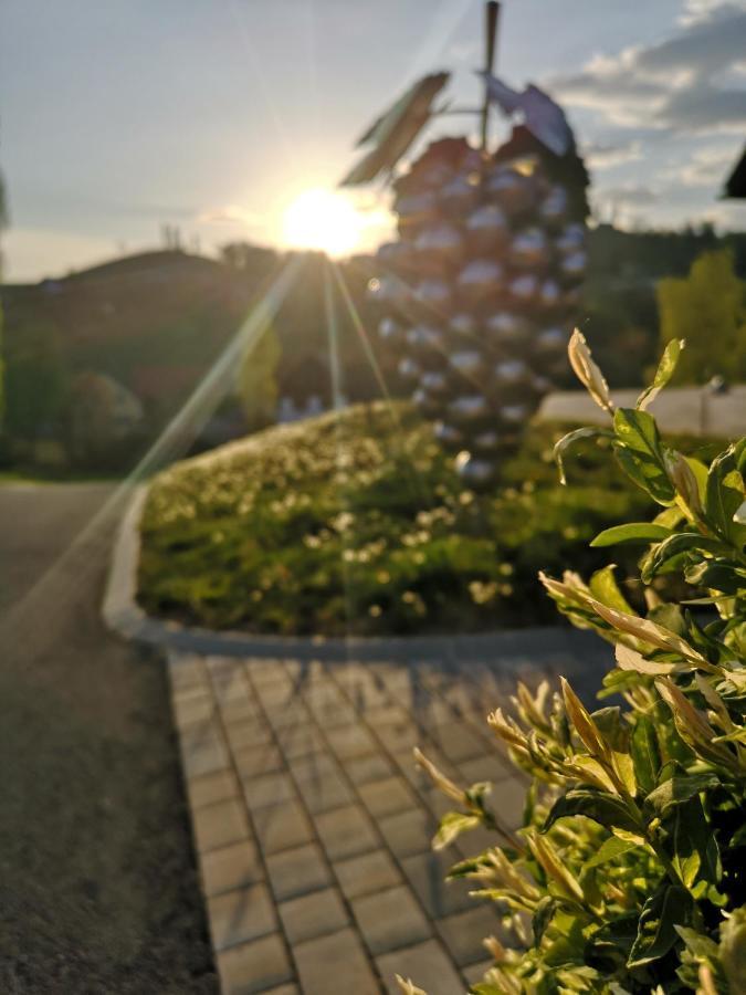 Weingut-Gaestezimmer Uhl Ratsch an der Weinstraße Eksteriør billede