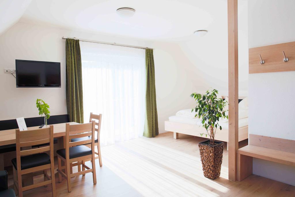 Weingut-Gaestezimmer Uhl Ratsch an der Weinstraße Eksteriør billede